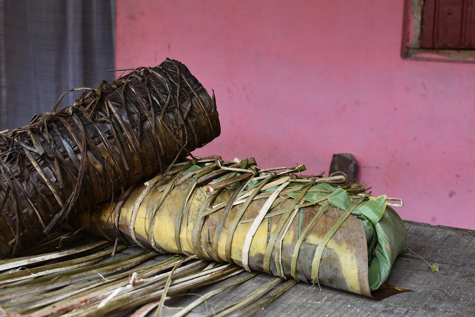 Plat traditionnel malgache de riz et de zébu servi avec des brèdes
