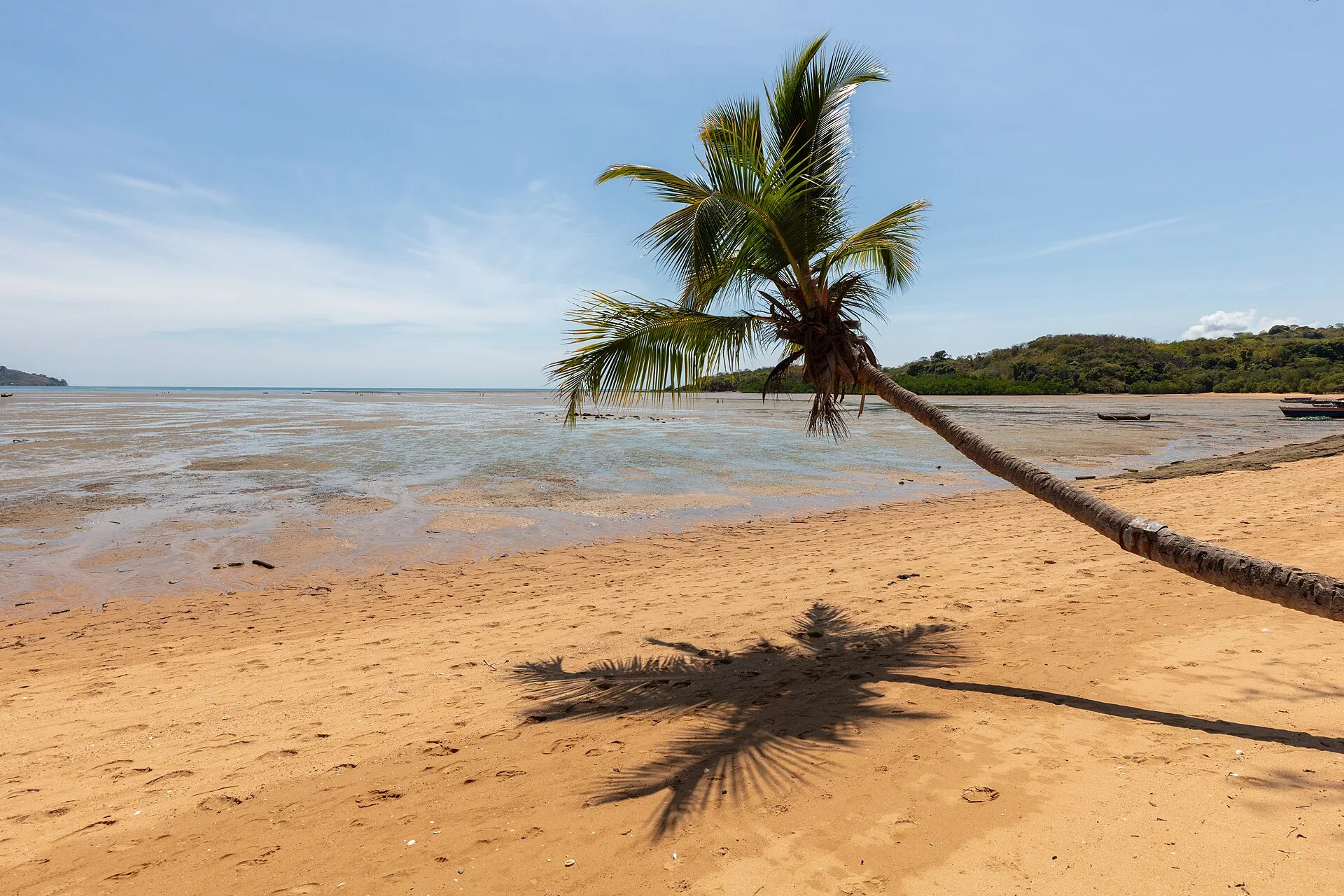 Plage de sable orangé à marée basse à Nosy Be, Madagascar